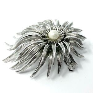 Boucher vintage 1963-64 silvertone figural flower / starburst brooch w/ pearl